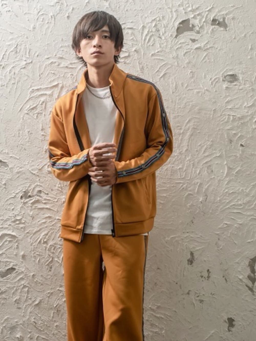 ブラウン系のその他アウター、ブラウン系のその他パンツを着用したメンズの秋コーディネートの1枚目の写真