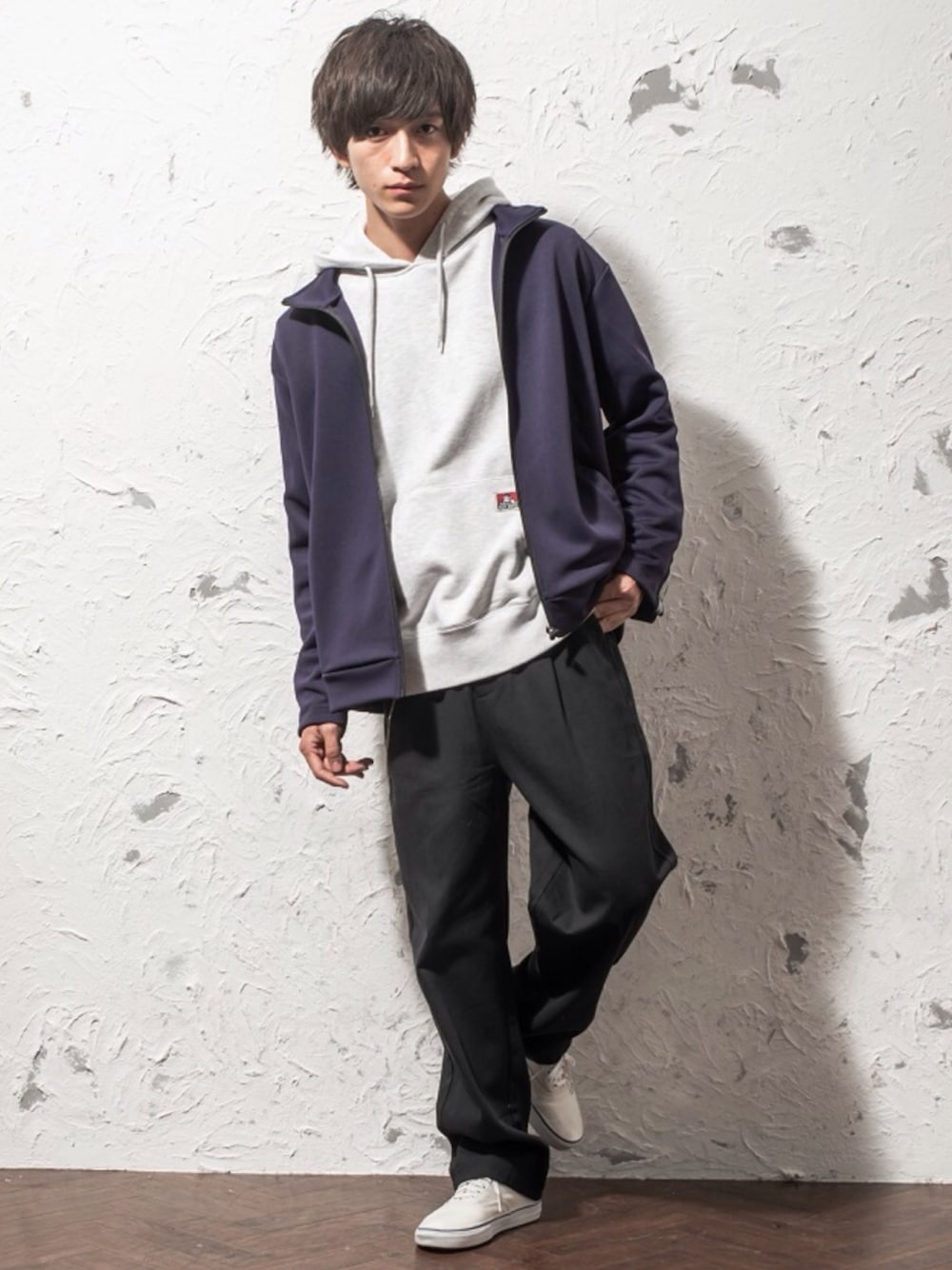 ブラウン系のその他アウター、ブラック系のパーカー、ブラウン系のその他パンツを着用したメンズの秋コーディネートの1枚目の写真