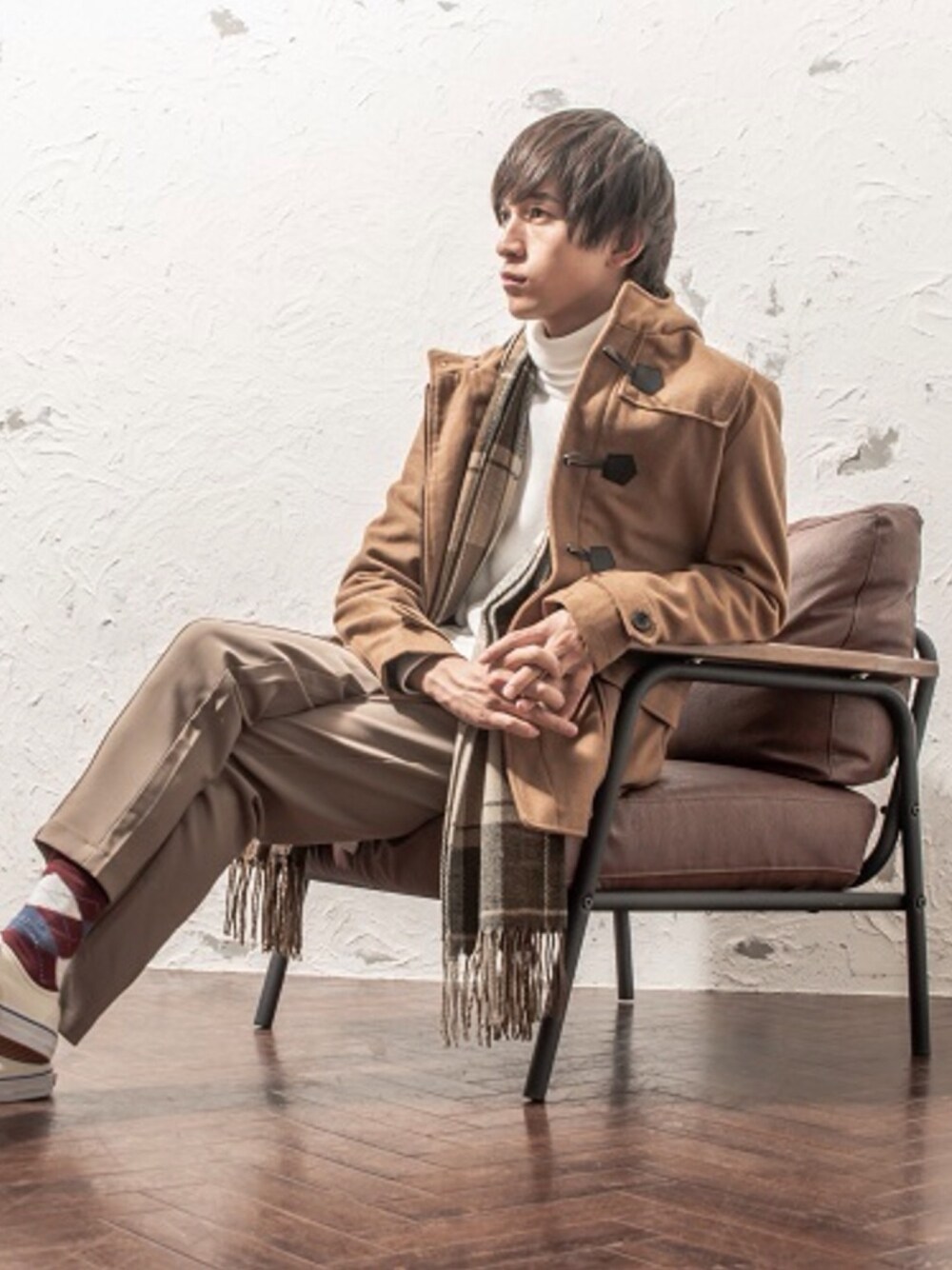 イエロー系のダウンジャケット/コート、ホワイト系のTシャツ/カットソー、ブラウン系のその他パンツを着用したメンズの冬コーディネートの1枚目の写真