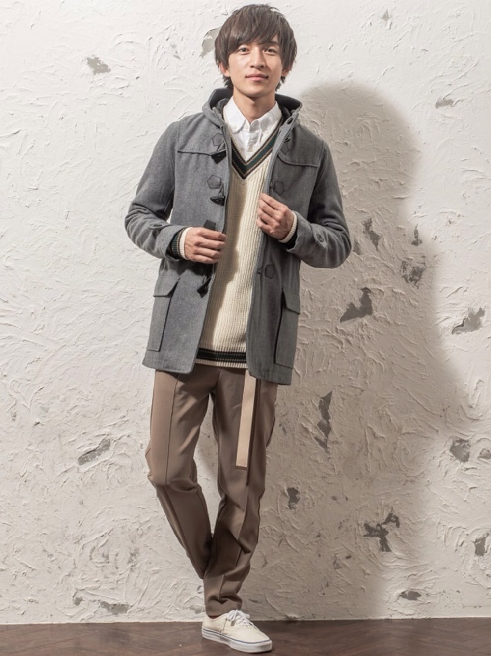 イエロー系のダウンジャケット/コート、ブルー系のシャツ/ブラウス、ホワイト系のニット/セーターを着用したメンズの秋コーディネートの1枚目の写真