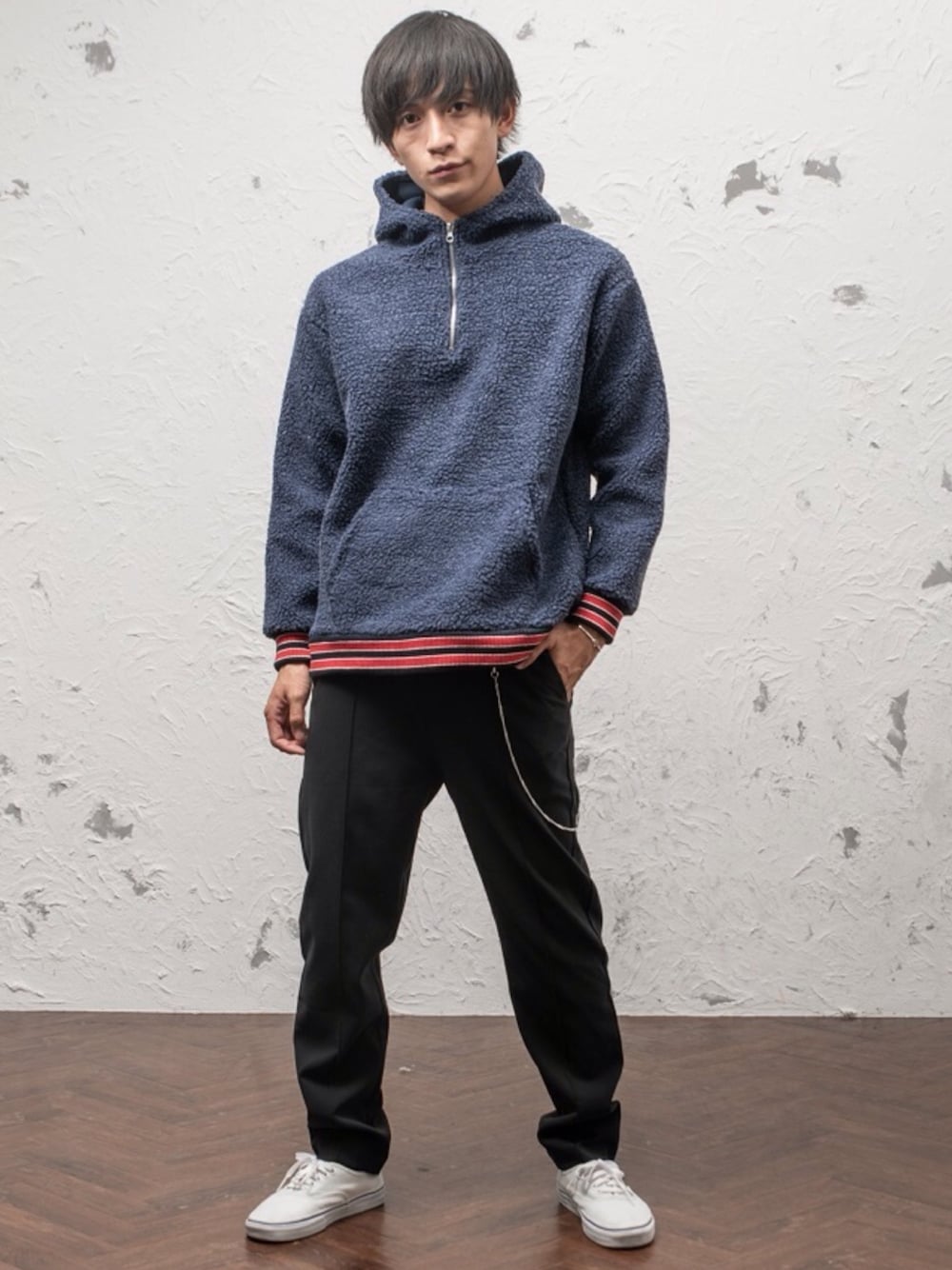 ブラウン系のパーカー、ブラウン系のその他パンツ、シルバー系のウォレットチェーンを着用したメンズの冬コーディネートの1枚目の写真