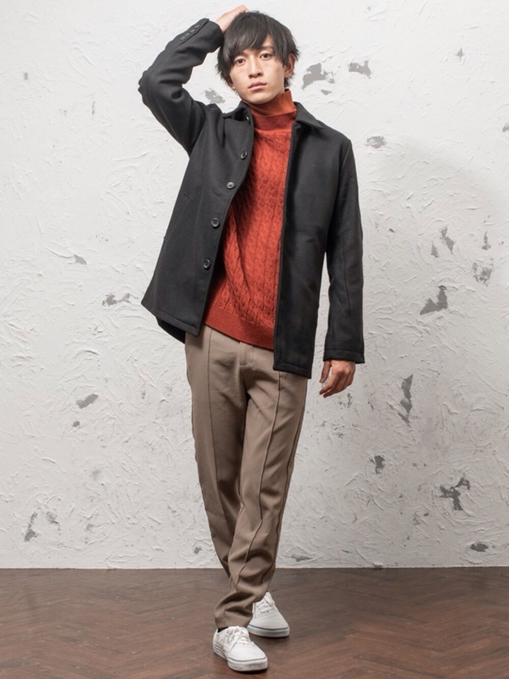 グレー系のステンカラーコート、ブラック系のニット/セーター、ブラウン系のその他パンツを着用したメンズの冬コーディネートの1枚目の写真