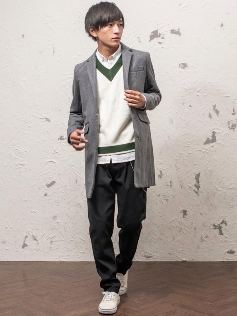 ブラック系のチェスターコート、ブルー系のシャツ/ブラウス、グレー系のチノパンツを着用したメンズの冬コーディネートの1枚目の写真