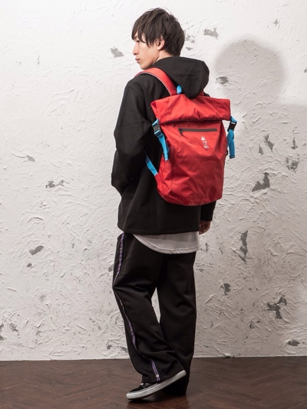 ブラウン系のその他パンツ、レッド系のバックパック/リュックを着用したメンズの冬コーディネートの1枚目の写真