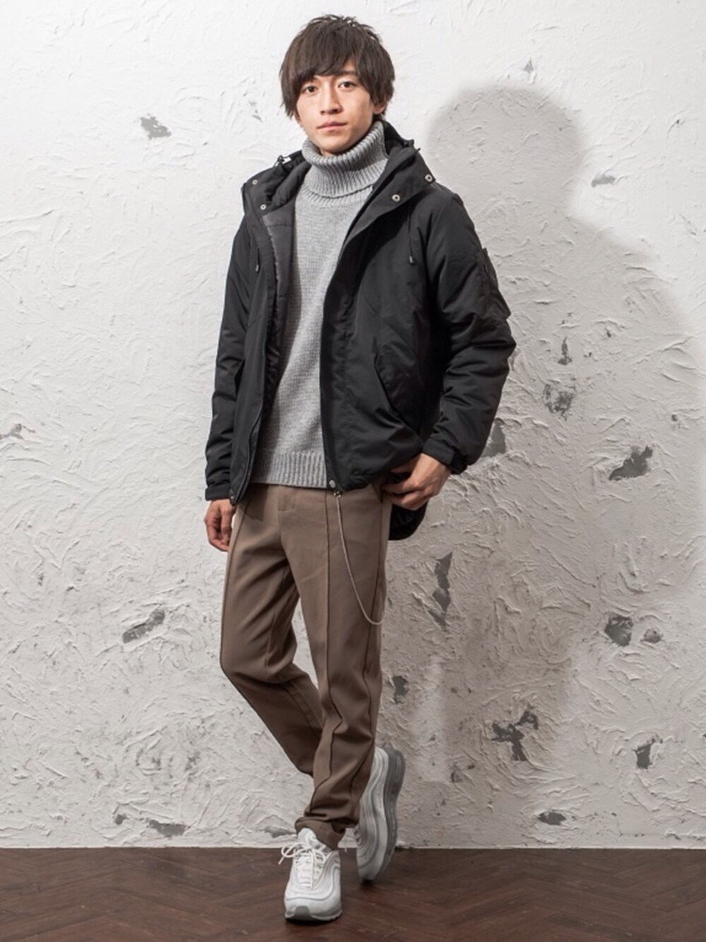 レッド系のダウンジャケット/コート、ホワイト系のTシャツ/カットソー、ブラウン系のその他パンツを着用したメンズの冬コーディネートの1枚目の写真