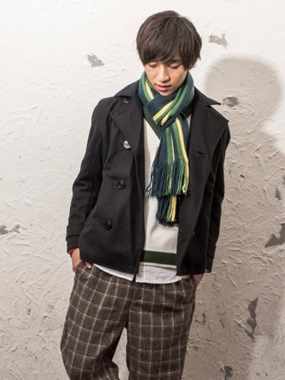 ブラック系のダウンジャケット/コート、ホワイト系のニット/セーター、グレー系のその他パンツを着用したメンズの冬コーディネートの1枚目の写真