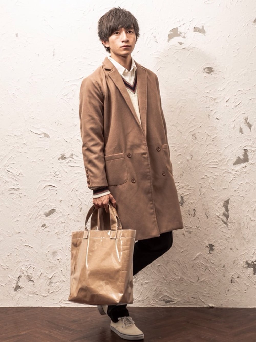 ベージュ系のダウンジャケット/コート、ブルー系のシャツ/ブラウス、ホワイト系のニット/セーターを着用したメンズの冬コーディネートの1枚目の写真