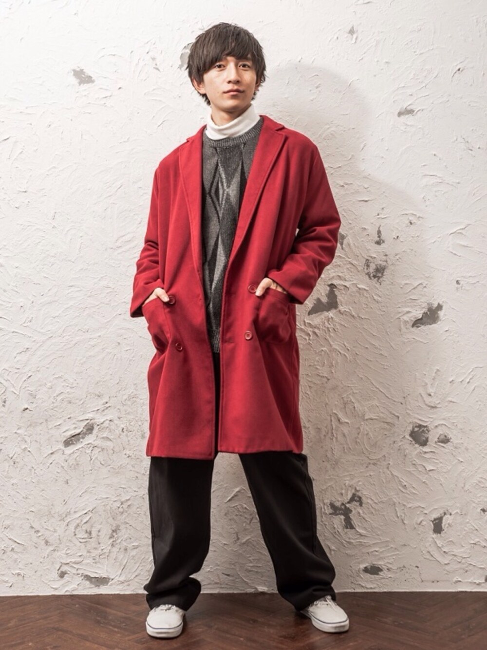 ベージュ系のダウンジャケット/コート、ブルー系のニット/セーター、グレー系のチノパンツを着用したメンズの冬コーディネートの1枚目の写真