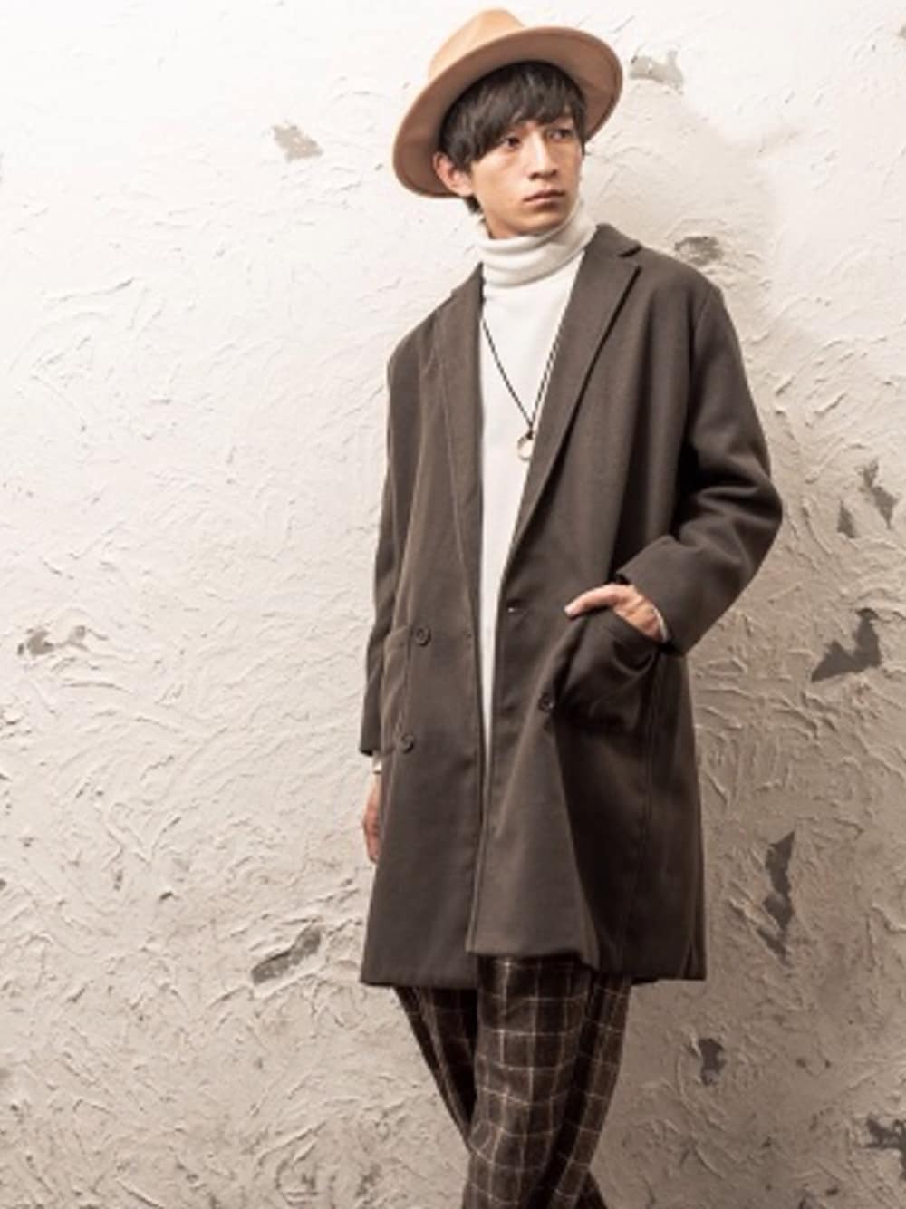 ベージュ系のダウンジャケット/コート、ホワイト系のTシャツ/カットソー、グレー系のその他パンツを着用したメンズの冬コーディネートの1枚目の写真