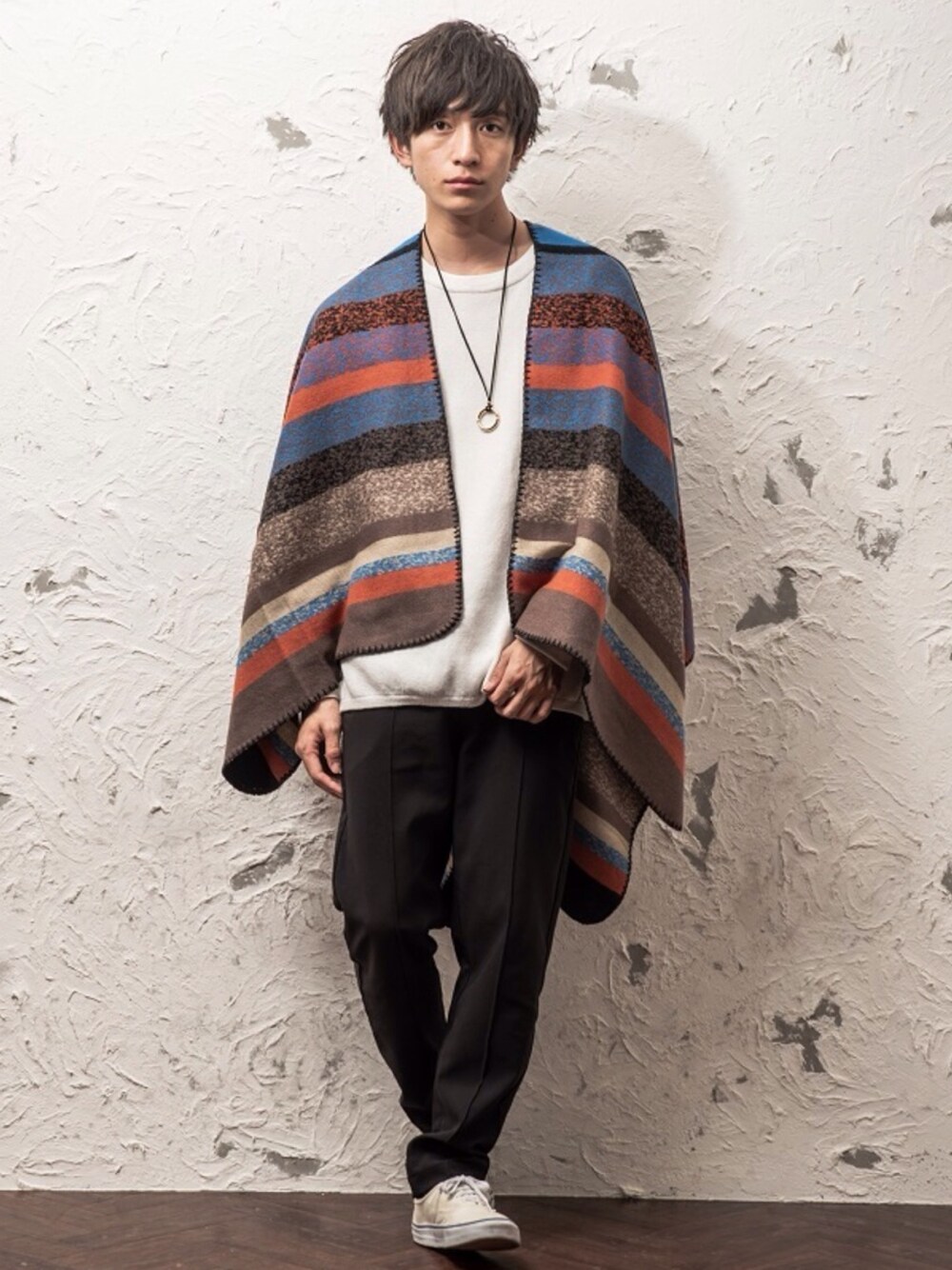 レッド系のニット/セーター、ブラウン系のマフラー、シルバー系のネックレスを着用したメンズの冬コーディネートの1枚目の写真