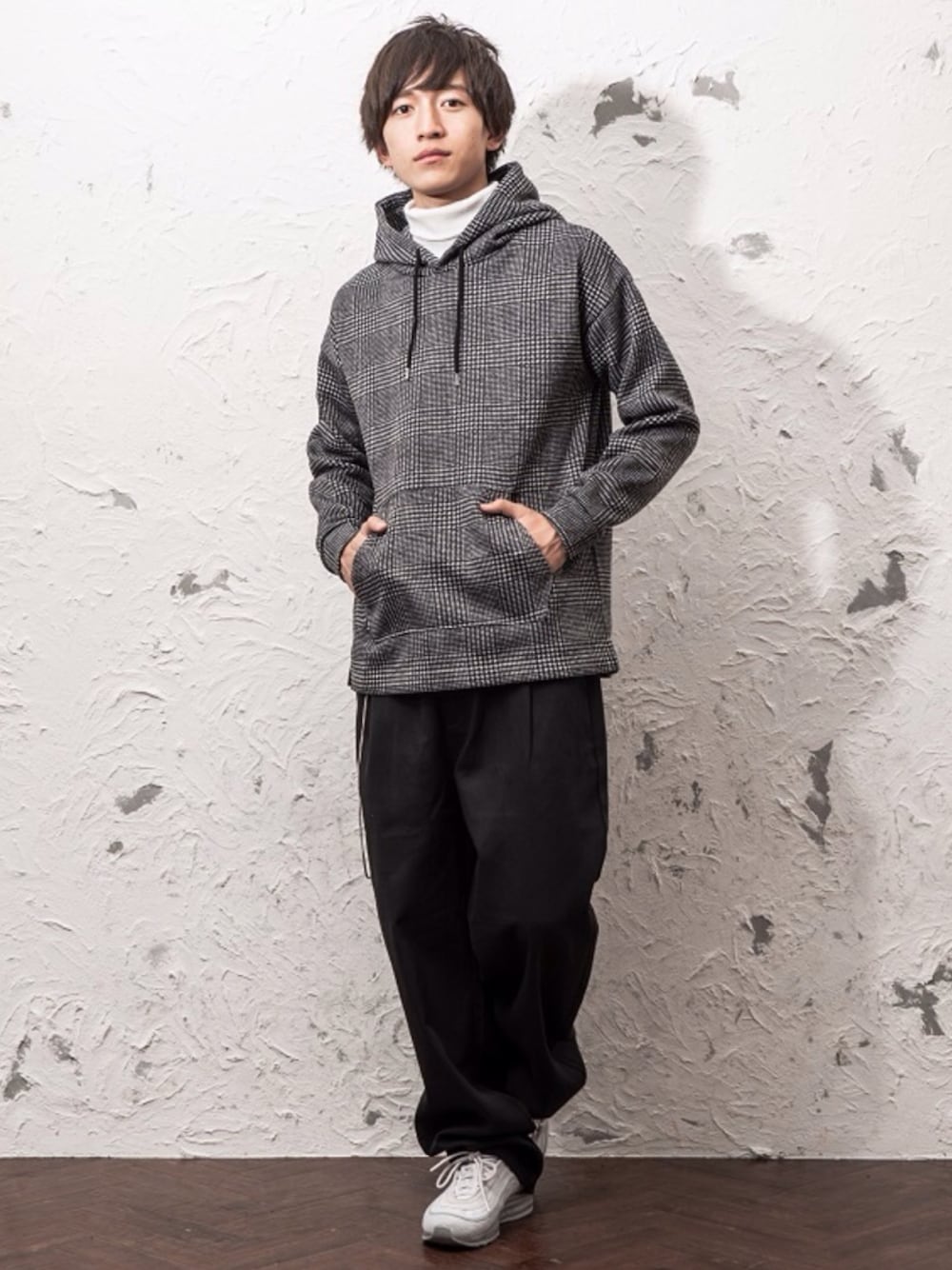 その他のパーカー、ホワイト系のTシャツ/カットソー、グレー系のチノパンツを着用したメンズの冬コーディネートの1枚目の写真