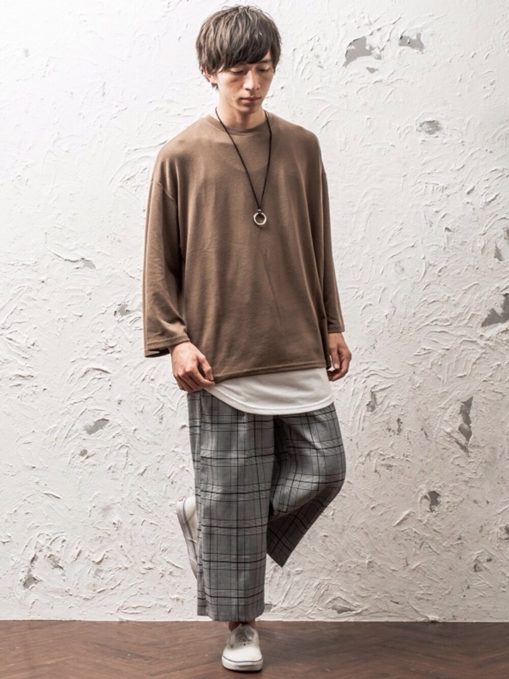 ブラック系のスラックス、ブラック系のタンクトップ、ブルー系のTシャツ/カットソーを着用したメンズの冬コーディネートの1枚目の写真