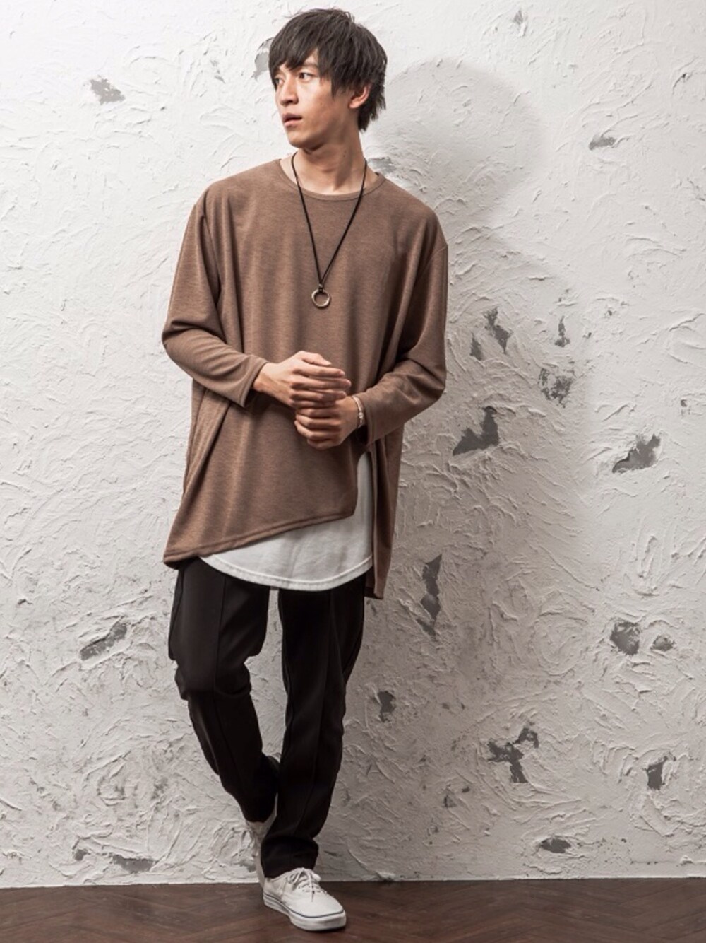 ブラウン系のTシャツ/カットソー、ブラウン系のその他パンツ、ブラック系のタンクトップを着用したメンズの春コーディネートの1枚目の写真
