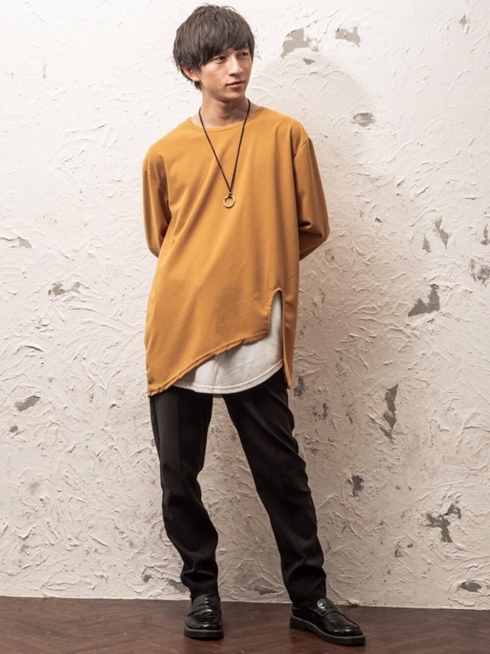 ブラウン系のTシャツ/カットソー、ブラック系のタンクトップ、ブラウン系のその他パンツを着用したメンズの冬コーディネートの1枚目の写真
