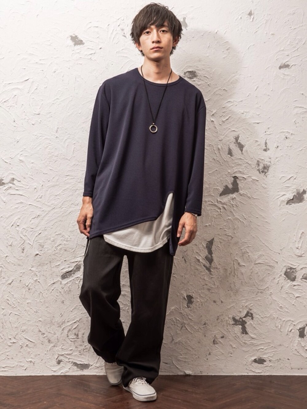 ブラウン系のTシャツ/カットソー、ブラック系のタンクトップ、グレー系のチノパンツを着用したメンズの冬コーディネートの1枚目の写真
