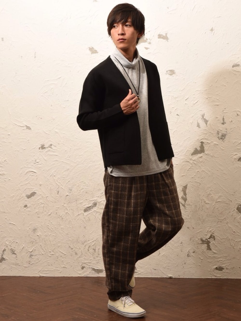 ホワイト系のカーディガン/ボレロ、グレー系のその他パンツ、シルバー系のネックレスを着用したメンズの冬コーディネートの1枚目の写真