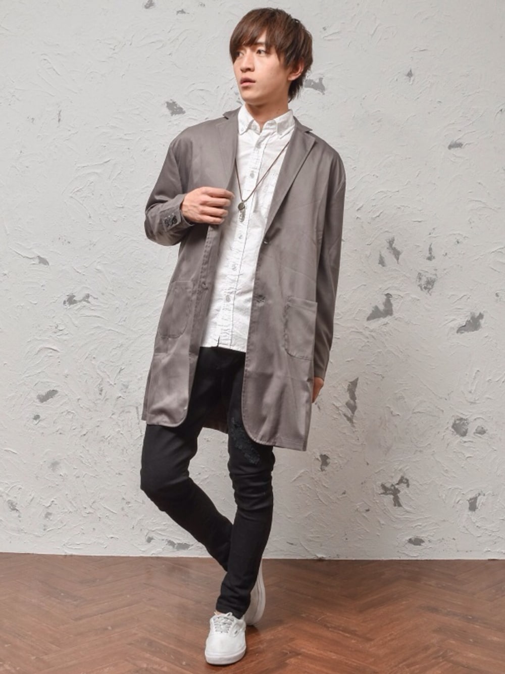 ブルー系のチェスターコート、ブルー系のシャツ/ブラウス、ブラック系のその他パンツを着用したメンズの冬コーディネートの1枚目の写真