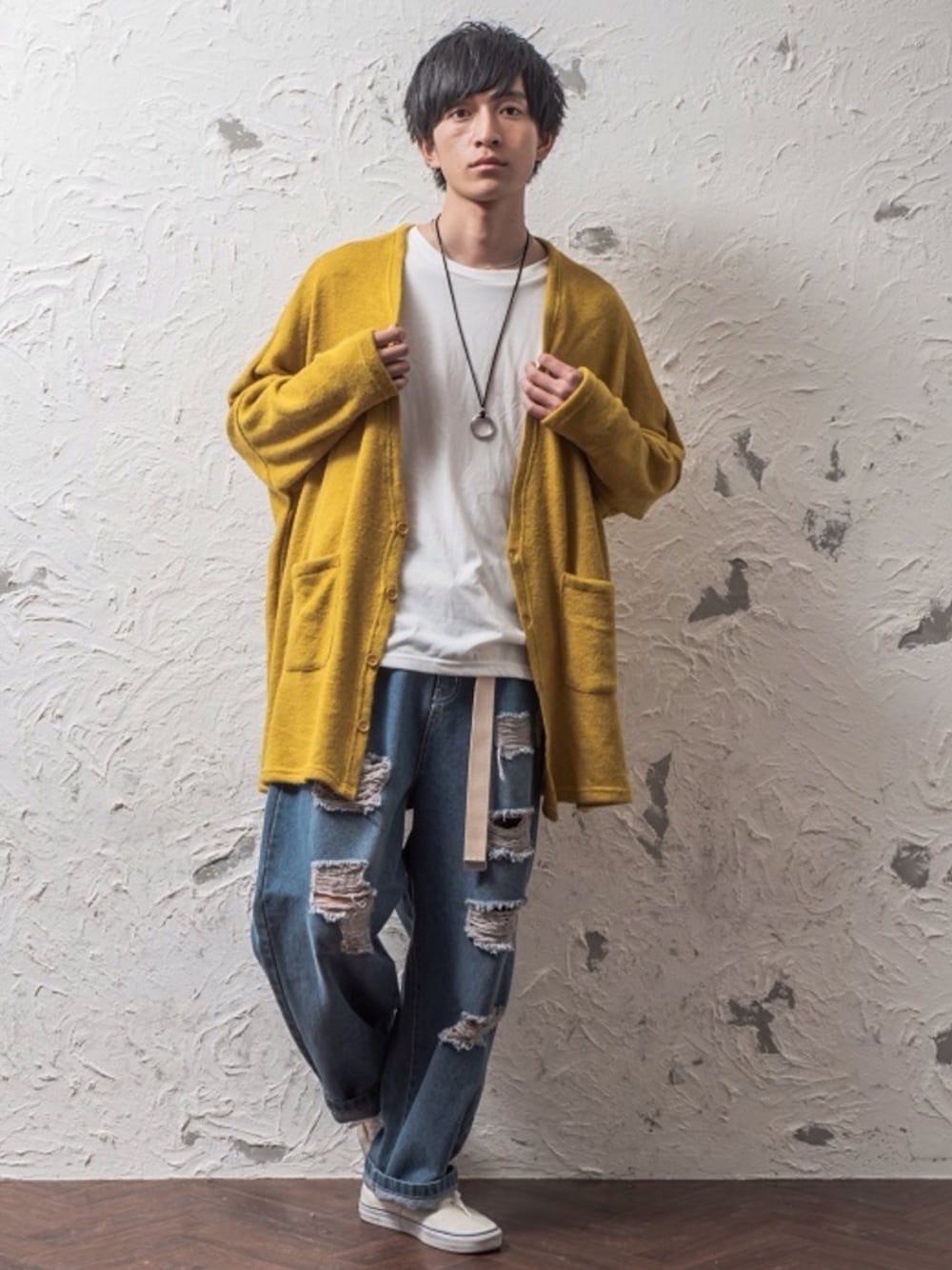 グレー系のカーディガン/ボレロ、ピンク系のスウェット、ブルー系のデニムパンツを着用したメンズの冬コーディネートの1枚目の写真