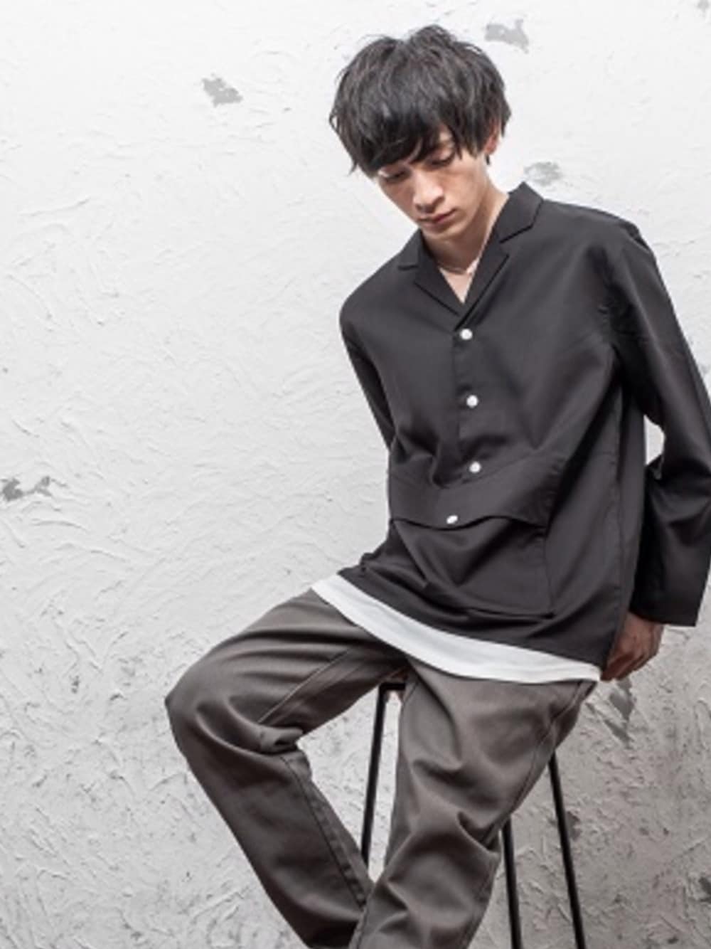 ベージュ系のシャツ/ブラウス、ブラック系のタンクトップ、グレー系のチノパンツを着用したメンズの春コーディネートの1枚目の写真