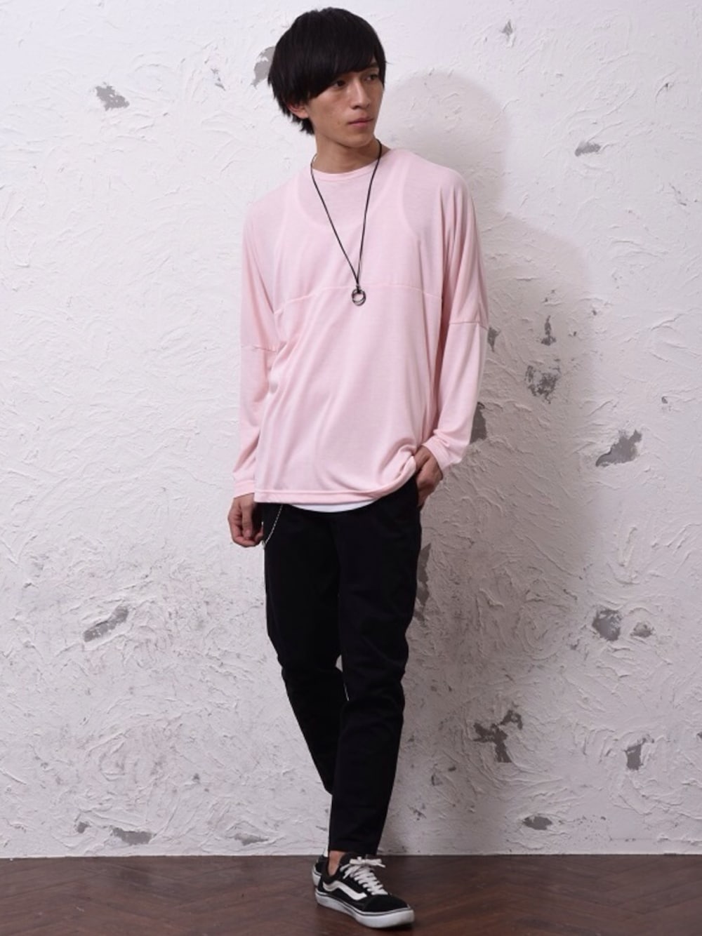ピンク系のTシャツ/カットソー、シルバー系のネックレス、シルバー系のウォレットチェーンを着用したメンズの春コーディネートの1枚目の写真