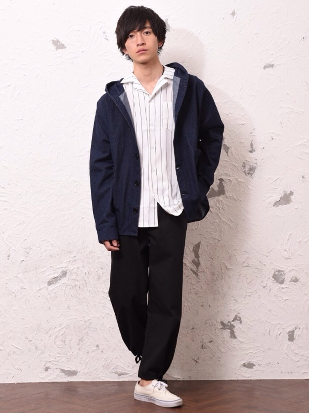 ブルー系のその他アウター、ブラック系のカーゴパンツを着用したメンズの春コーディネートの1枚目の写真
