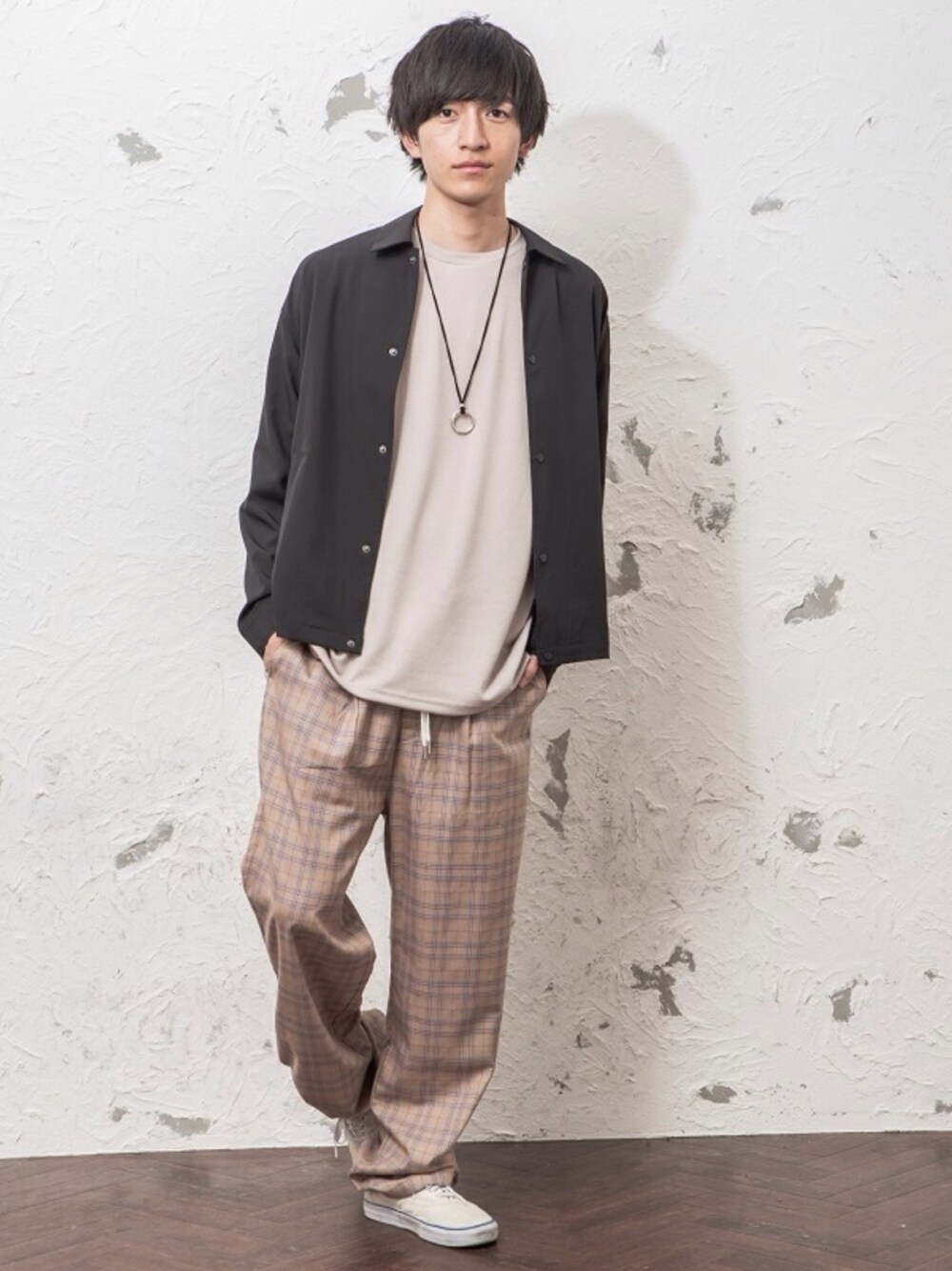 ベージュ系のその他アウター、ブルー系のTシャツ/カットソー、ブルー系のその他パンツを着用したメンズの春コーディネートの1枚目の写真