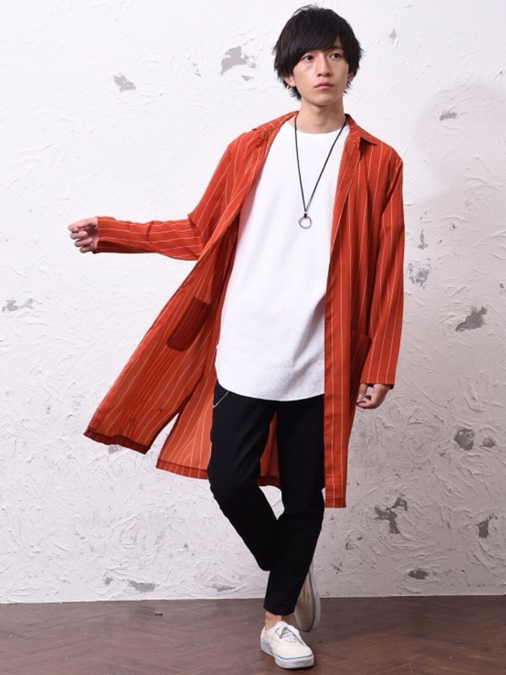 グリーン系のシャツ/ブラウス、ブラック系のTシャツ/カットソー、シルバー系のネックレスを着用したメンズの春コーディネートの1枚目の写真