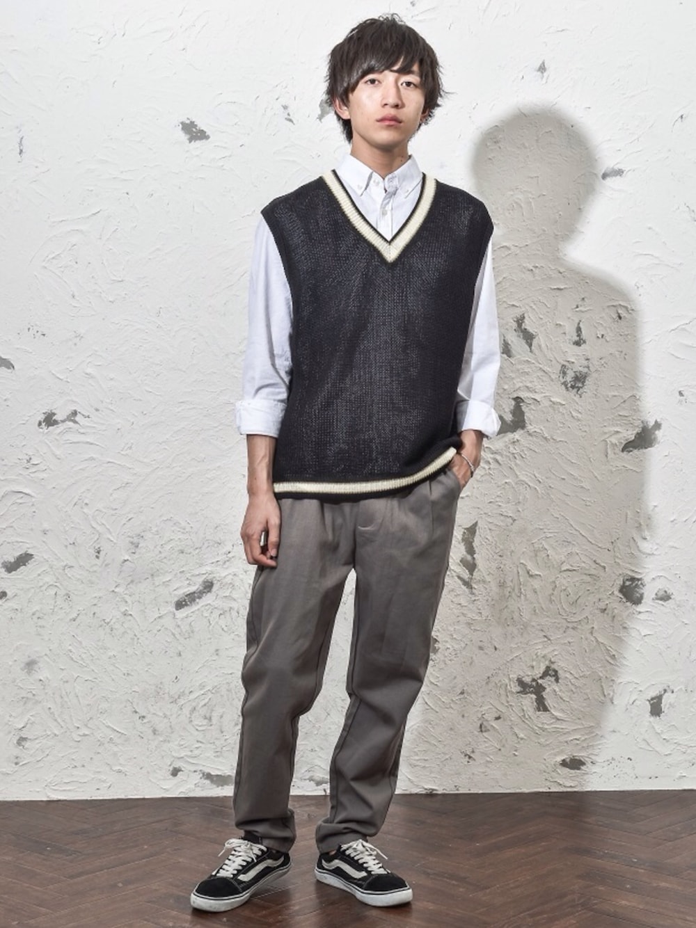 ホワイト系のベスト、ブルー系のシャツ/ブラウス、グレー系のチノパンツを着用したメンズの春コーディネートの1枚目の写真