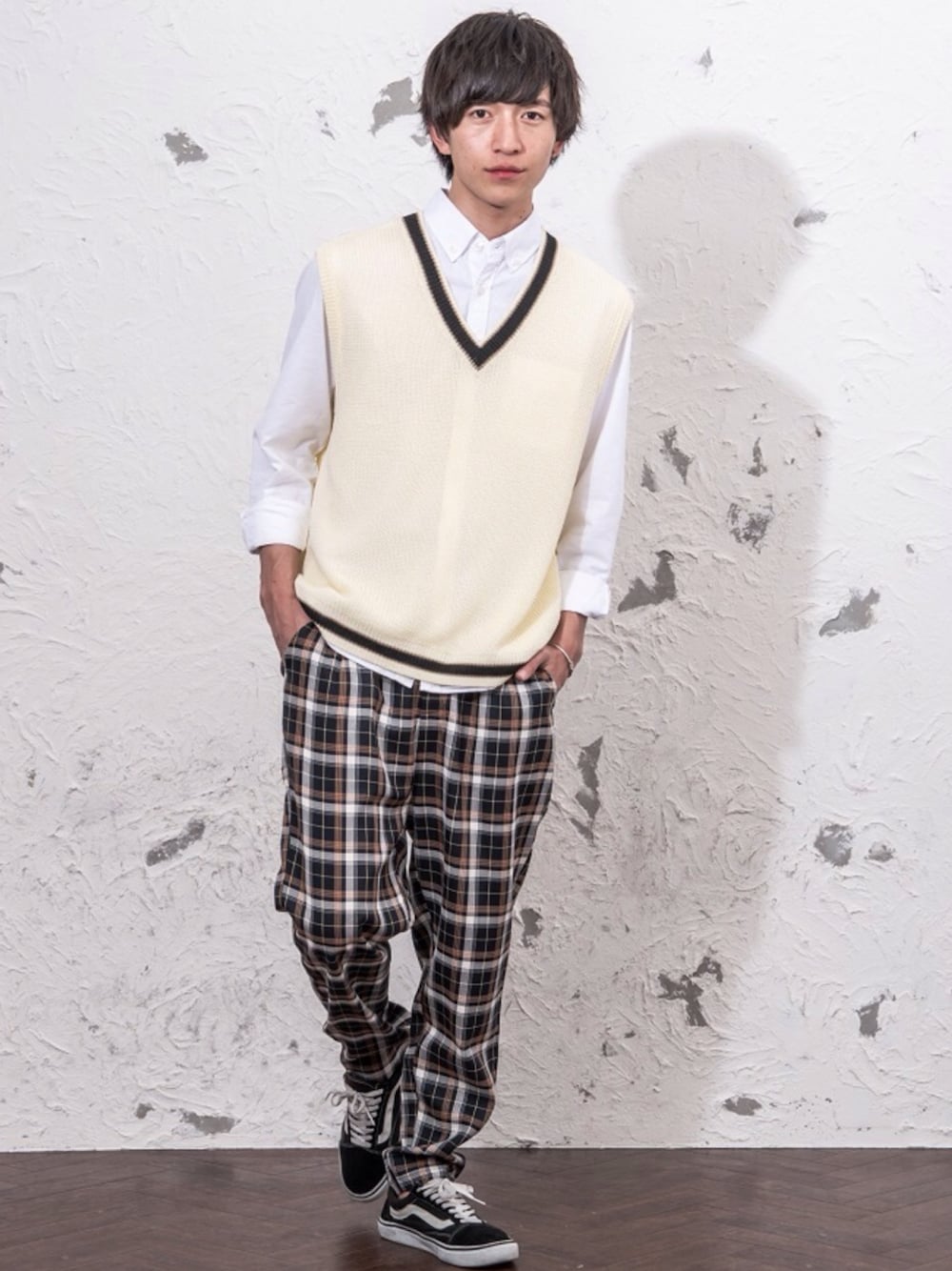 ホワイト系のベスト、ブルー系のシャツ/ブラウス、ブルー系のスラックスを着用したメンズの春コーディネートの1枚目の写真