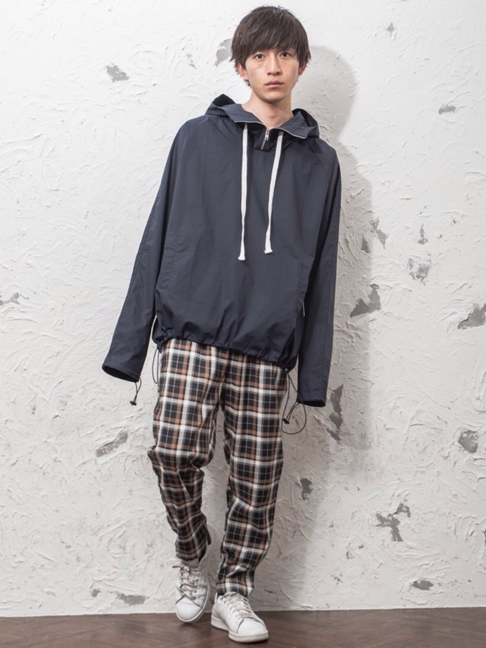 ベージュ系のその他アウター、ブルー系のスラックス、ホワイト系のその他を着用したメンズの春コーディネートの1枚目の写真