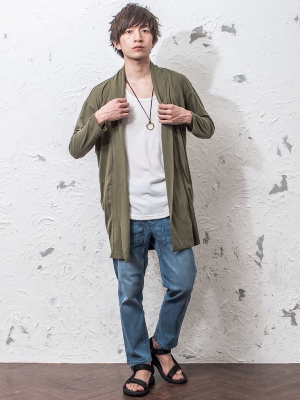ホワイト系のカーディガン/ボレロ、ブルー系のデニムパンツ、ホワイト系のその他を着用したメンズの春コーディネートの1枚目の写真