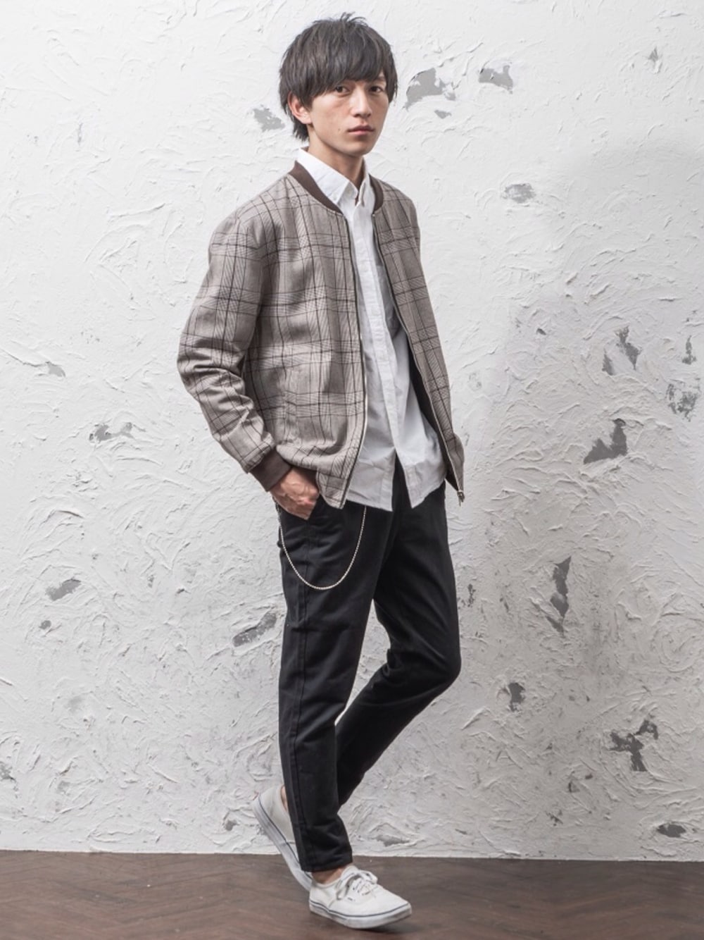 ブラック系のその他アウター、シルバー系のウォレットチェーンを着用したメンズの春コーディネートの1枚目の写真