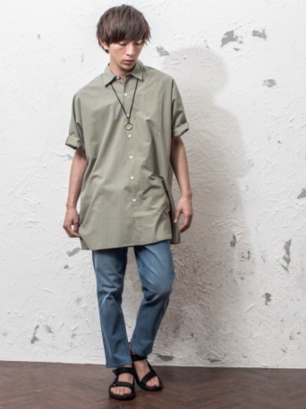 ブラック系のシャツ/ブラウス、ブルー系のデニムパンツ、シルバー系のネックレスを着用したメンズの春コーディネートの1枚目の写真