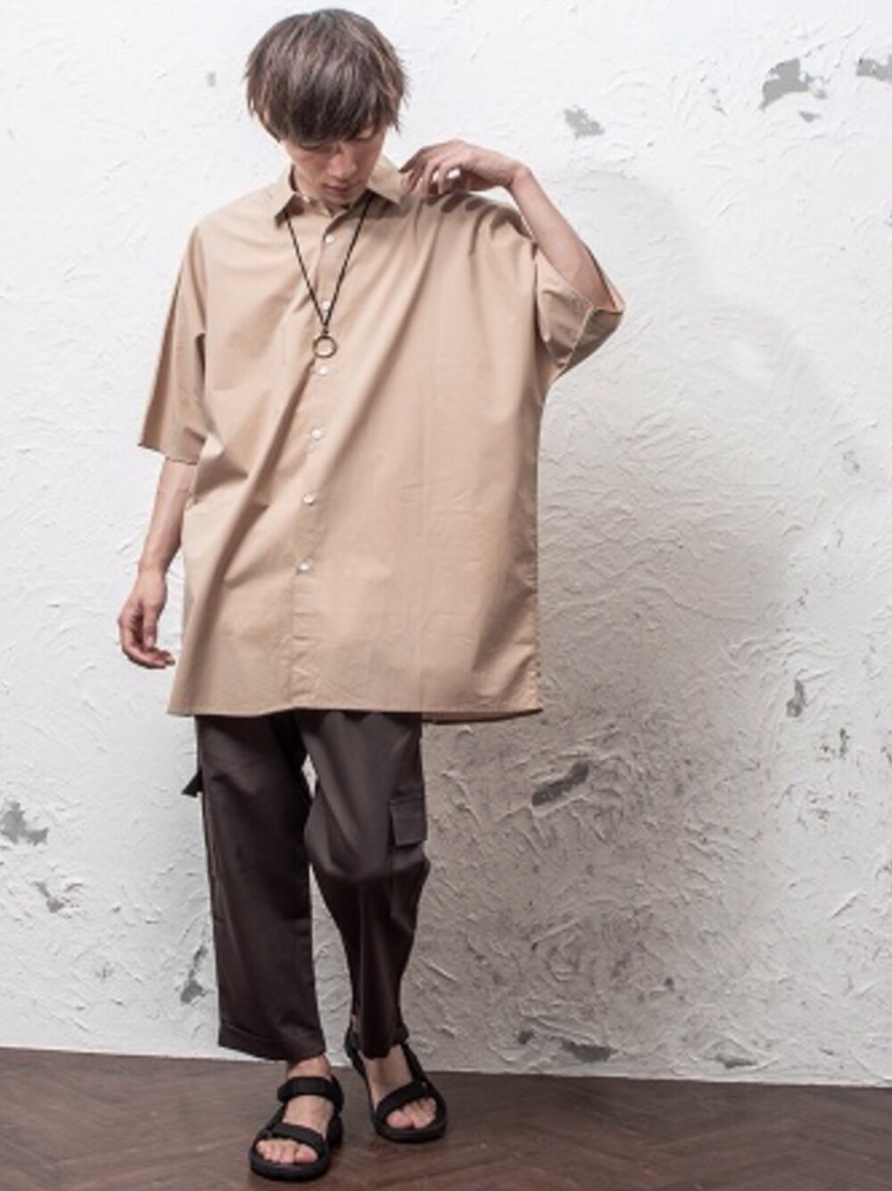 ブラック系のシャツ/ブラウス、グレー系のカーゴパンツ、シルバー系のネックレスを着用したメンズの春コーディネートの1枚目の写真