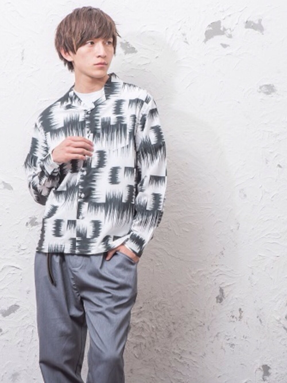 ホワイト系のシャツ/ブラウスを着用したメンズの春コーディネートの1枚目の写真