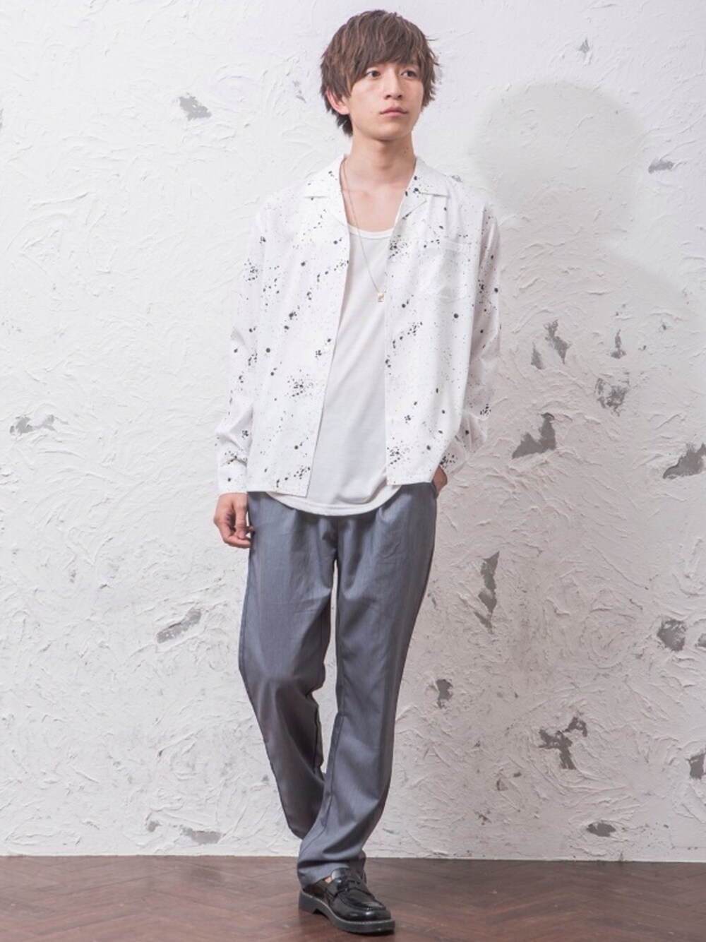 ホワイト系のシャツ/ブラウス、ホワイト系のタンクトップ、ブラック系のローファーを着用したメンズの春コーディネートの1枚目の写真