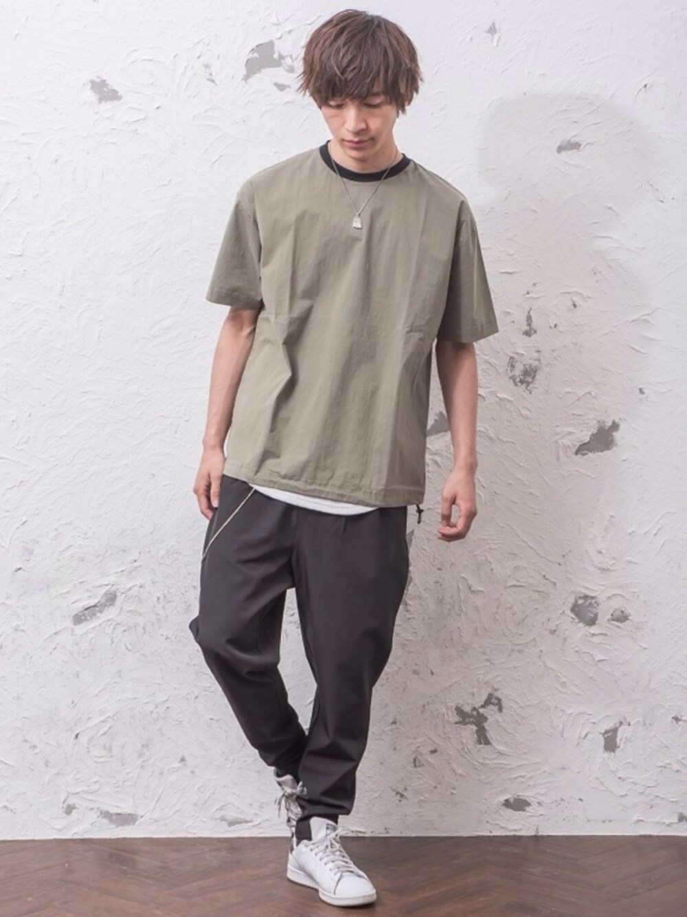 グリーン系のTシャツ/カットソーを着用したメンズの春コーディネートの1枚目の写真
