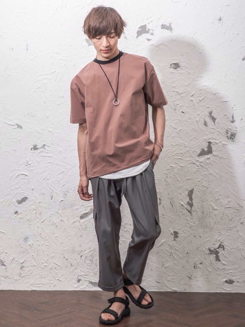グリーン系のTシャツ/カットソー、ホワイト系のタンクトップを着用したメンズの春コーディネートの1枚目の写真