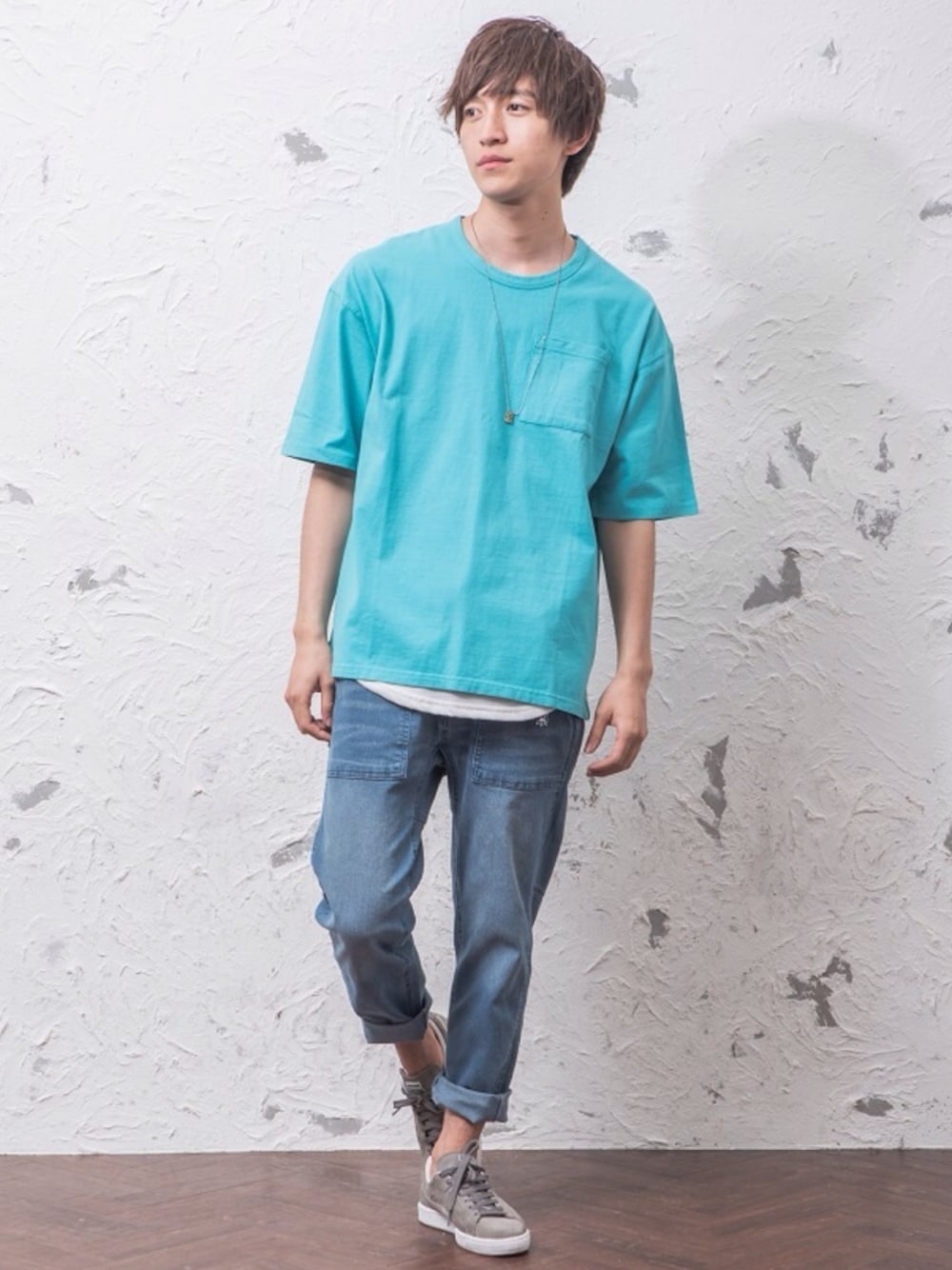 ブルー系のTシャツ/カットソー、ブルー系のデニムパンツを着用したメンズの春コーディネートの1枚目の写真