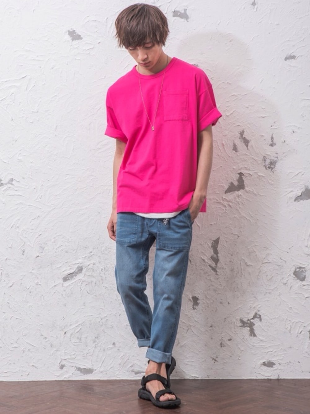 ブルー系のTシャツ/カットソー、ブルー系のデニムパンツを着用したメンズの春コーディネートの1枚目の写真