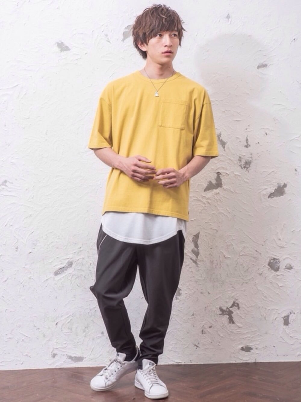 ブルー系のTシャツ/カットソー、ブラック系のタンクトップを着用したメンズの春コーディネートの1枚目の写真