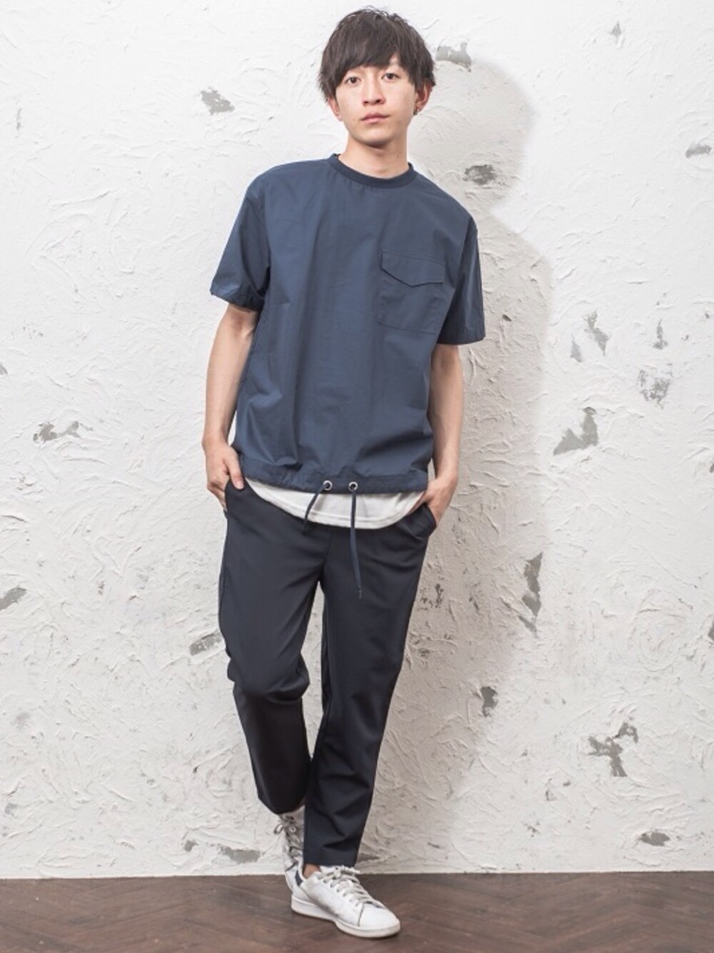 ブルー系のTシャツ/カットソー、ブラック系のその他パンツを着用したメンズの秋コーディネートの1枚目の写真