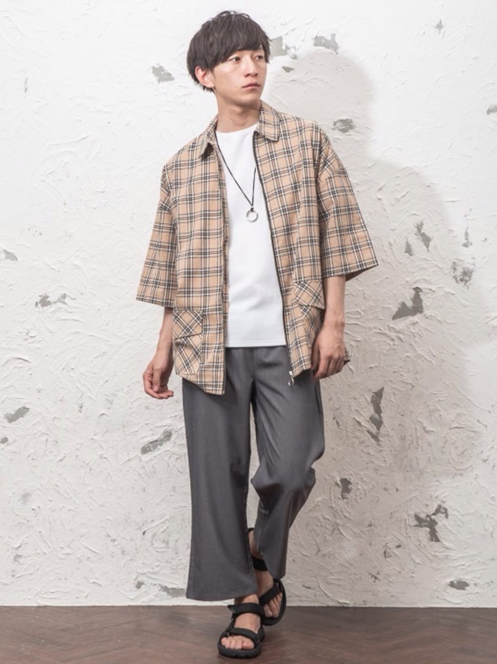 ベージュ系のシャツ/ブラウス、ブラック系のその他パンツ、シルバー系のネックレスを着用したメンズの夏コーディネートの1枚目の写真