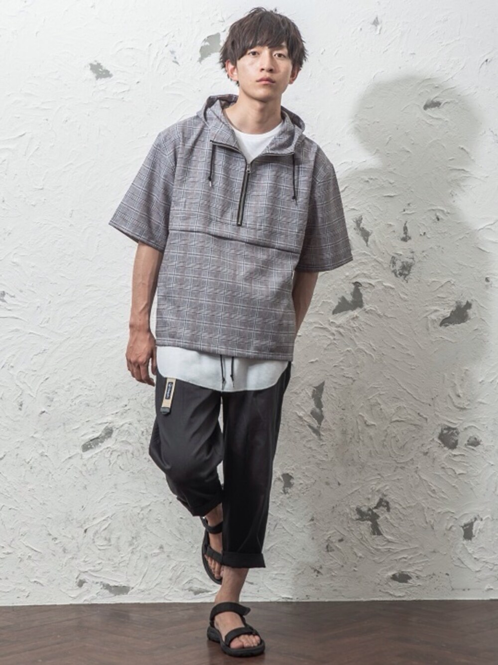 その他のシャツ/ブラウス、ピンク系のタンクトップ、イエロー系のその他パンツを着用したメンズの夏コーディネートの1枚目の写真