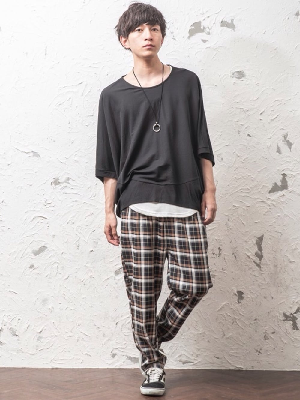 ブラウン系のTシャツ/カットソー、ブラック系のタンクトップ、ブルー系のスラックスを着用したメンズの夏コーディネートの1枚目の写真