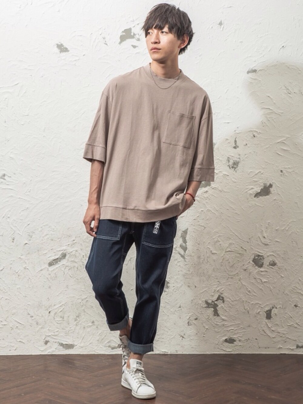 ブルー系のTシャツ/カットソー、ブルー系のデニムパンツを着用したメンズの夏コーディネートの1枚目の写真