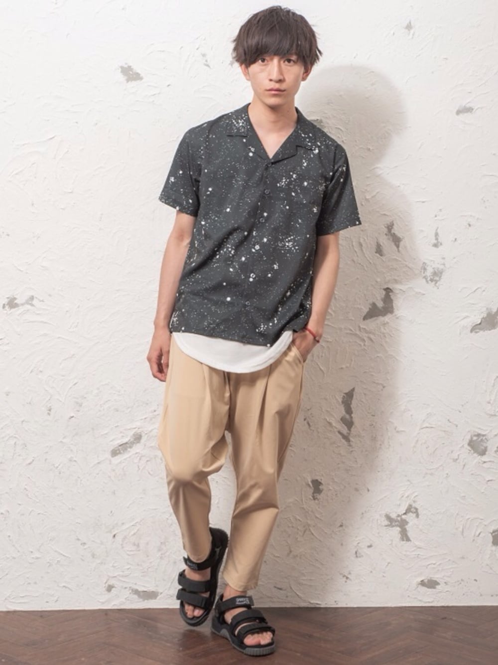 ブラック系のシャツ/ブラウス、ブルー系のその他パンツを着用したメンズの夏コーディネートの1枚目の写真