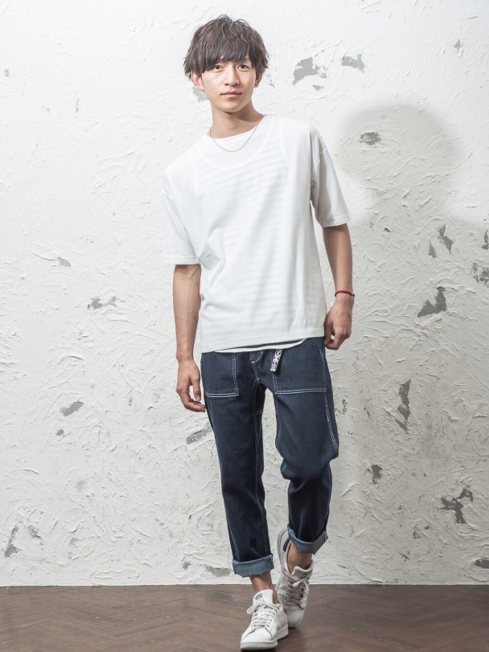 ブルー系のTシャツ/カットソー、ブルー系のデニムパンツを着用したメンズの夏コーディネートの1枚目の写真