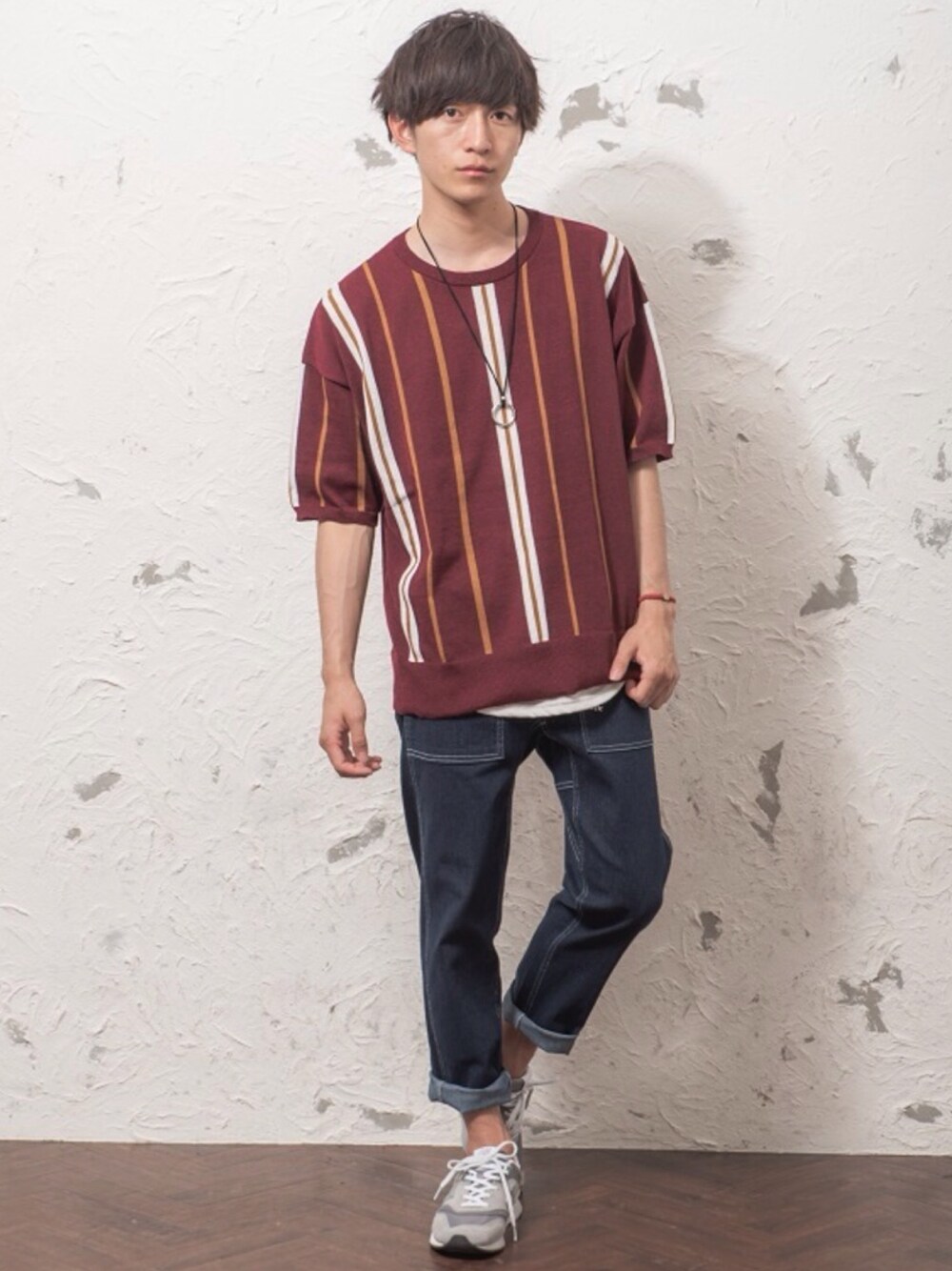 ブラック系のニット/セーター、ブルー系のデニムパンツ、シルバー系のネックレスを着用したメンズの夏コーディネートの1枚目の写真