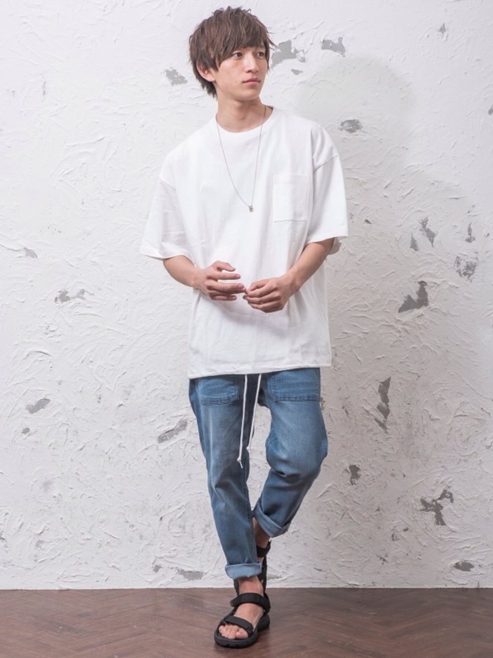 ホワイト系のTシャツ/カットソー、ブルー系のデニムパンツを着用したメンズの夏コーディネートの1枚目の写真